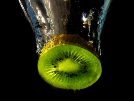 Frische Kiwi im Wasser 1.jpg